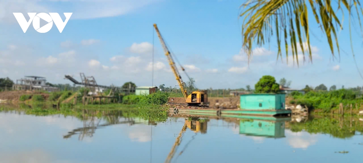 Tiền Giang xử lý trường hợp khai thác đất lòng sông có nguy cơ gây sạt lở đất